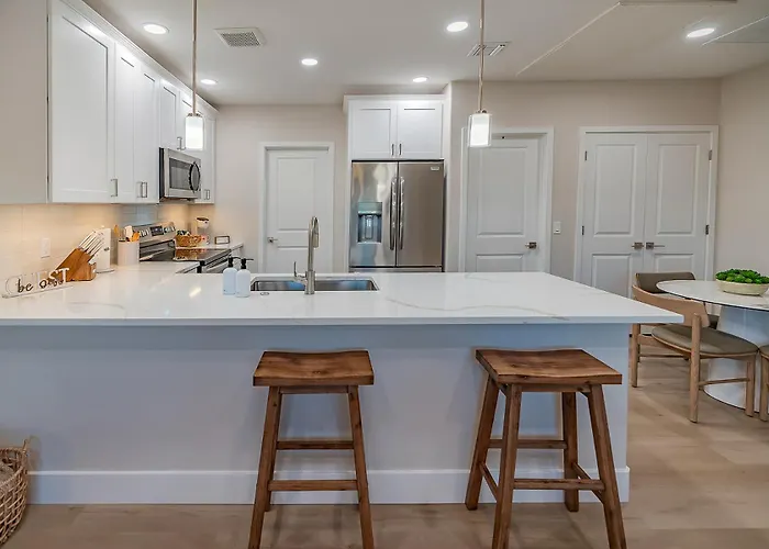 Away From Walk To Dining, Coffee & The Loop Apartment *